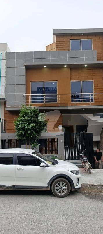 ایم پی سی ایچ ایس ۔ بلاک ایف ایم پی سی ایچ ایس ۔ ملٹی گارڈنز,بی ۔ 17,اسلام آباد میں 6 کمروں کا 5 مرلہ مکان 2.3 کروڑ میں برائے فروخت۔