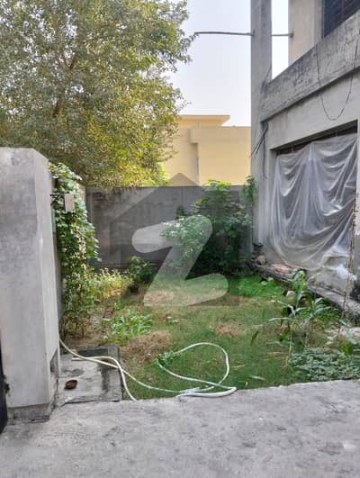 پنجاب یونیورسٹی سوسائٹی فیز 1 پنجاب یونیورسٹی ایمپلائیز سوسائٹی,لاہور میں 5 کمروں کا 1 کنال مکان 5.5 کروڑ میں برائے فروخت۔