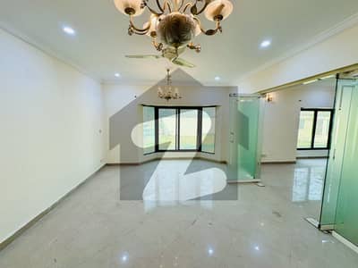 ایف ۔ 8 اسلام آباد میں 5 کمروں کا 2 کنال مکان 8.0 لاکھ میں کرایہ پر دستیاب ہے۔