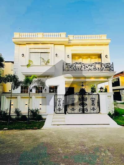 8 MARLA MODERN HOUSE FOR SALE IN DHA 9 TOWN.