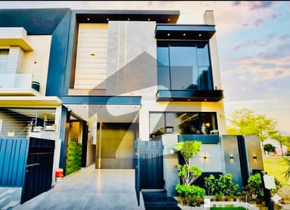 ڈی ایچ اے 9 ٹاؤن ڈیفنس (ڈی ایچ اے),لاہور میں 3 کمروں کا 5 مرلہ مکان 2.35 کروڑ میں برائے فروخت۔