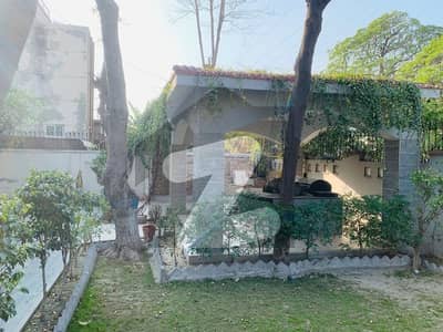 واپڈا ٹاؤن فیز 1 - بلاک ایچ1 واپڈا ٹاؤن فیز 1,واپڈا ٹاؤن,لاہور میں 4 کمروں کا 2 کنال مکان 12.0 کروڑ میں برائے فروخت۔