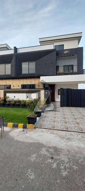 کینٹ ہاؤسنگ سکیم چناب رینجرز روڈ,سیالکوٹ میں 5 کمروں کا 10 مرلہ مکان 5.3 کروڑ میں برائے فروخت۔