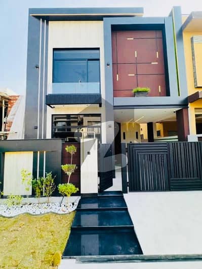 ڈی ایچ اے 9 ٹاؤن ڈیفنس (ڈی ایچ اے),لاہور میں 3 کمروں کا 5 مرلہ مکان 2.1 کروڑ میں برائے فروخت۔