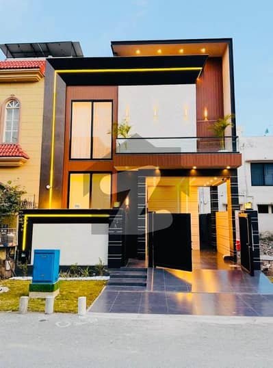 ڈی ایچ اے 9 ٹاؤن ڈیفنس (ڈی ایچ اے),لاہور میں 3 کمروں کا 5 مرلہ مکان 3.0 کروڑ میں برائے فروخت۔