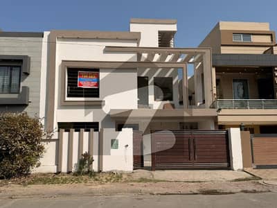 بحریہ ٹاؤن - طلحہ بلاک بحریہ ٹاؤن سیکٹر ای,بحریہ ٹاؤن,لاہور میں 5 کمروں کا 10 مرلہ مکان 2.95 کروڑ میں برائے فروخت۔