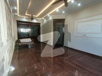 ماڈل ٹاؤن ملتان میں 4 کمروں کا 10 مرلہ مکان 3.5 کروڑ میں برائے فروخت۔