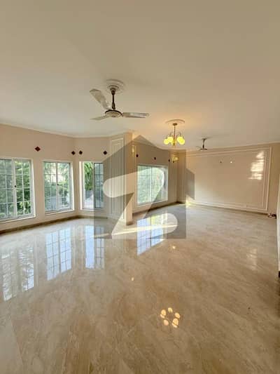 ایف ۔ 7 اسلام آباد میں 6 کمروں کا 1 کنال مکان 12.5 لاکھ میں کرایہ پر دستیاب ہے۔