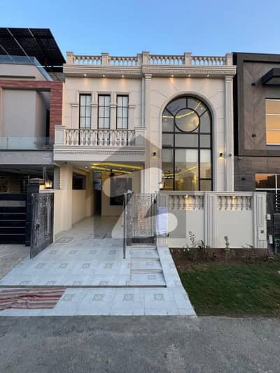 ڈی ایچ اے 9 ٹاؤن ڈیفنس (ڈی ایچ اے),لاہور میں 3 کمروں کا 5 مرلہ مکان 2.9 کروڑ میں برائے فروخت۔