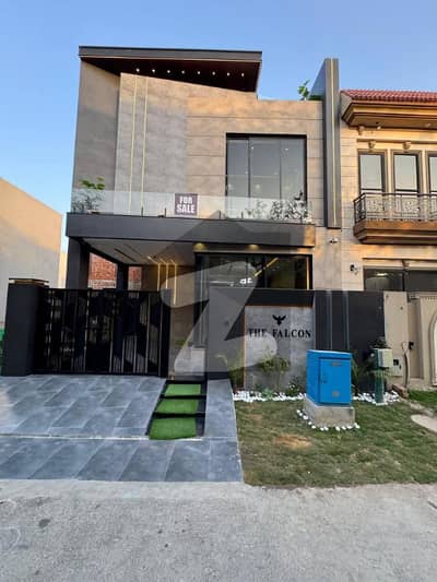 ڈی ایچ اے 9 ٹاؤن ڈیفنس (ڈی ایچ اے),لاہور میں 3 کمروں کا 5 مرلہ مکان 3.2 کروڑ میں برائے فروخت۔