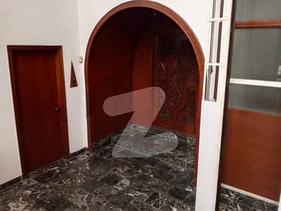 ڈی ایچ اے فیز 5 ڈی ایچ اے ڈیفینس,کراچی میں 6 کمروں کا 1 کنال مکان 7.5 لاکھ میں کرایہ پر دستیاب ہے۔