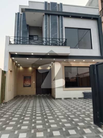 فارمانئیٹس ہاؤسنگ سکیم ۔ بلاک این فارمانئیٹس ہاؤسنگ سکیم,لاہور میں 4 کمروں کا 10 مرلہ مکان 3.1 کروڑ میں برائے فروخت۔