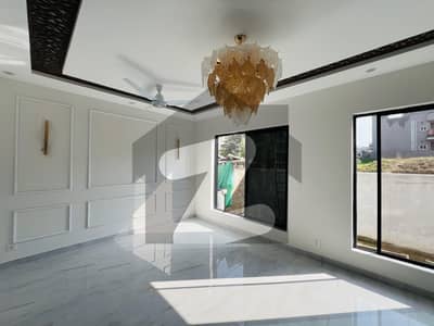 ڈی ایچ اے ڈیفینس فیز 2 ڈی ایچ اے ڈیفینس,اسلام آباد میں 6 کمروں کا 10 مرلہ مکان 7.5 کروڑ میں برائے فروخت۔