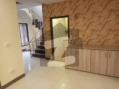 بحریہ ٹاؤن ۔ سیکٹر ایف بحریہ ٹاؤن,لاہور میں 3 کمروں کا 5 مرلہ مکان 90.0 ہزار میں کرایہ پر دستیاب ہے۔