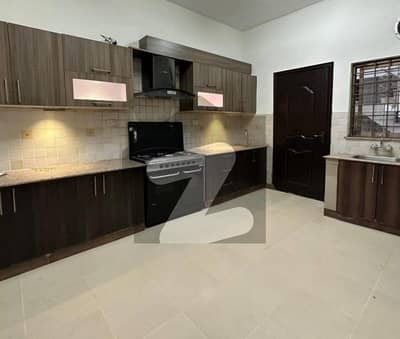 عسکری 11 ۔ سیکٹر بی اپارٹمنٹس عسکری 11,عسکری,لاہور میں 3 کمروں کا 10 مرلہ فلیٹ 1.2 لاکھ میں کرایہ پر دستیاب ہے۔