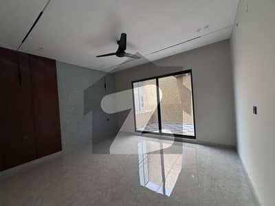 ایم پی سی ایچ ایس - بلاک ای ایم پی سی ایچ ایس ۔ ملٹی گارڈنز,بی ۔ 17,اسلام آباد میں 6 کمروں کا 7 مرلہ مکان 4.2 کروڑ میں برائے فروخت۔