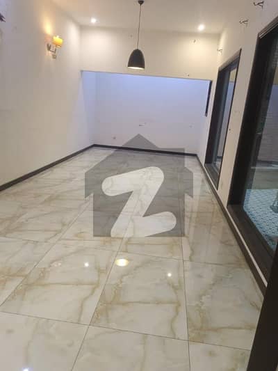 ڈی ایچ اے فیز 8 - زون بی ڈی ایچ اے فیز 8,ڈی ایچ اے ڈیفینس,کراچی میں 4 کمروں کا 4 مرلہ مکان 5.8 کروڑ میں برائے فروخت۔