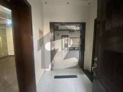 ڈی ایچ اے فیز 5 - بلاک ڈی فیز 5,ڈیفنس (ڈی ایچ اے),لاہور میں 4 کمروں کا 10 مرلہ مکان 2.35 لاکھ میں کرایہ پر دستیاب ہے۔