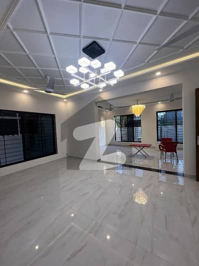 ڈی ایچ اے ڈیفینس فیز 2 ڈی ایچ اے ڈیفینس,اسلام آباد میں 5 کمروں کا 10 مرلہ مکان 7.75 کروڑ میں برائے فروخت۔