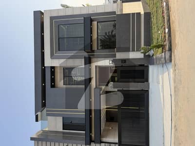 سٹی ہاؤسنگ سوسائٹی سیالکوٹ میں 4 کمروں کا 7 مرلہ مکان 3.25 کروڑ میں برائے فروخت۔