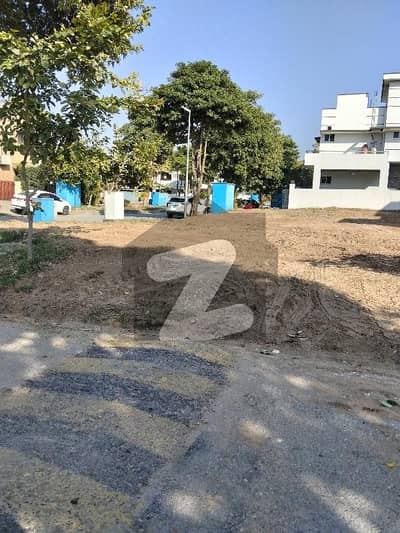 OUT CLASS LOCATION ONE KANAL CORNER PLOT AVAIL FOR SALE