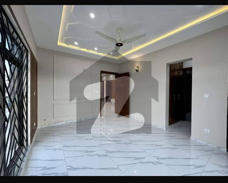 Upper Portion With Parking Available Upper Portion With Parking Available