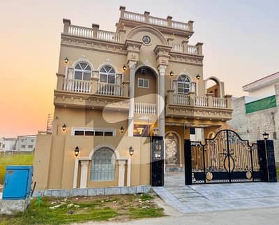 سٹی ہاؤسنگ سوسائٹی گوجرانوالہ میں 6 کمروں کا 10 مرلہ مکان 4.25 کروڑ میں برائے فروخت۔