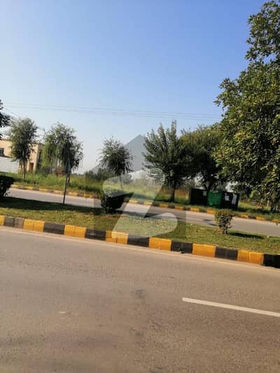 E-7 CORNER POLT (1.5) KANAL FOR SALE EXCELLANT LOCATION