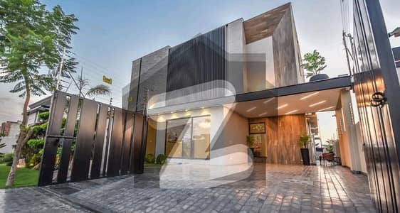 ڈی ایچ اے فیز 8 - بلاک ٹی فیز 8,ڈیفنس (ڈی ایچ اے),لاہور میں 5 کمروں کا 1 کنال مکان 3.1 لاکھ میں کرایہ پر دستیاب ہے۔