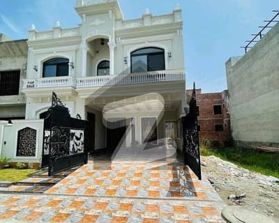 ایل ڈی اے ایوینیو لاہور میں 6 کمروں کا 10 مرلہ مکان 3.7 کروڑ میں برائے فروخت۔