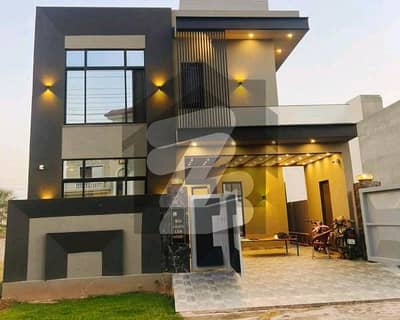 ایل ڈی اے ایوینیو لاہور میں 6 کمروں کا 10 مرلہ مکان 3.3 کروڑ میں برائے فروخت۔