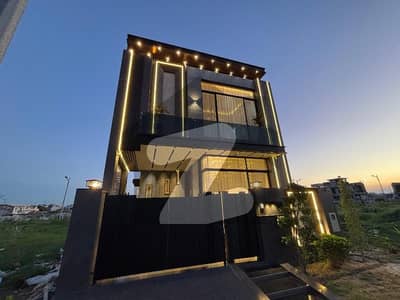 ڈی ایچ اے 9 ٹاؤن ڈیفنس (ڈی ایچ اے),لاہور میں 3 کمروں کا 5 مرلہ مکان 2.0 کروڑ میں برائے فروخت۔