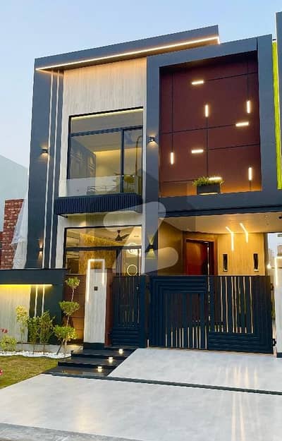 ڈی ایچ اے 9 ٹاؤن ڈیفنس (ڈی ایچ اے),لاہور میں 3 کمروں کا 5 مرلہ مکان 2.15 کروڑ میں برائے فروخت۔