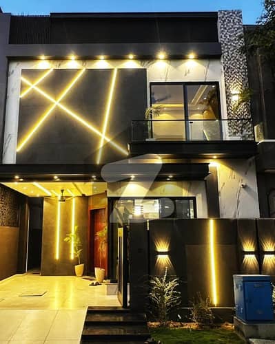 ڈی ایچ اے 9 ٹاؤن ڈیفنس (ڈی ایچ اے),لاہور میں 3 کمروں کا 5 مرلہ مکان 2.25 کروڑ میں برائے فروخت۔