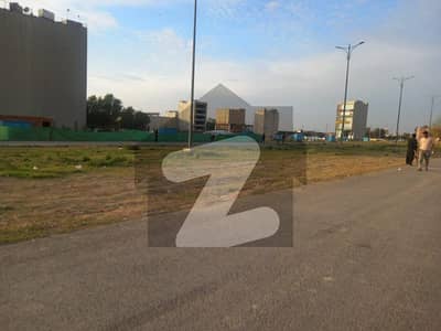 ڈی ایچ اے فیز 8 - بلاک وی فیز 8,ڈیفنس (ڈی ایچ اے),لاہور میں 1 کنال رہائشی پلاٹ 5.5 کروڑ میں برائے فروخت۔