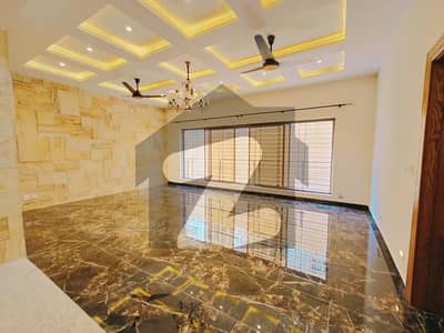 ایف ۔ 8 اسلام آباد میں 7 کمروں کا 1 کنال مکان 17.0 لاکھ میں کرایہ پر دستیاب ہے۔