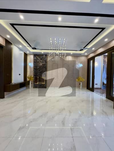 عبداللہ گارڈنز ایسٹ کینال روڈ,کینال روڈ,فیصل آباد میں 5 کمروں کا 10 مرلہ مکان 4.8 کروڑ میں برائے فروخت۔