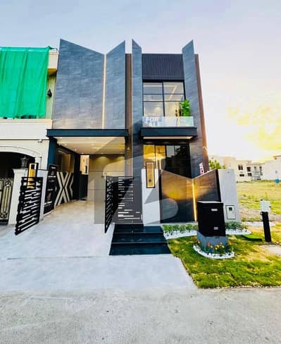 ڈی ایچ اے 9 ٹاؤن ڈیفنس (ڈی ایچ اے),لاہور میں 3 کمروں کا 5 مرلہ مکان 2.18 کروڑ میں برائے فروخت۔