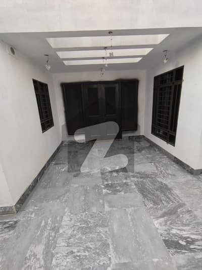 مدینہ ٹاؤن فیصل آباد میں 3 کمروں کا 10 مرلہ مکان 75.0 ہزار میں کرایہ پر دستیاب ہے۔