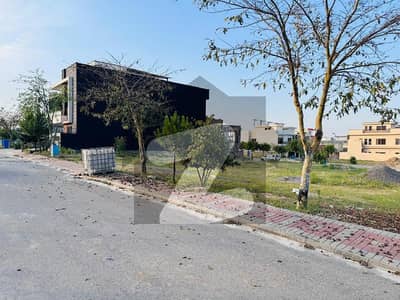 ٹاپ سٹی 1 - بلاک بی ٹاپ سٹی 1,اسلام آباد میں 1 کنال رہائشی پلاٹ 2.45 کروڑ میں برائے فروخت۔