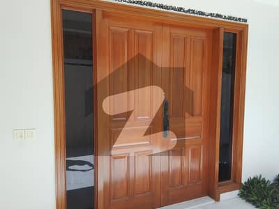 500 YARDS LUXURY BANGLOW JUST LIKE NEW WITH BASEMENT