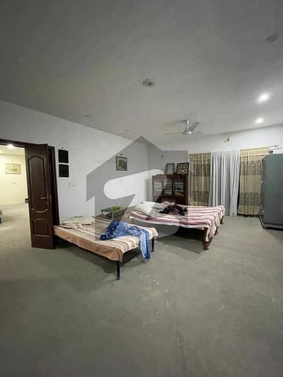 سکھ چین گارڈنز لاہور میں 2 کمروں کا 1 کنال زیریں پورشن 1.55 لاکھ میں کرایہ پر دستیاب ہے۔