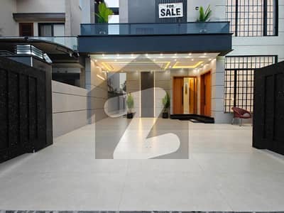 بحریہ ٹاؤن ۔ سیکٹر ایف بحریہ ٹاؤن,لاہور میں 4 کمروں کا 11 مرلہ مکان 2.5 کروڑ میں برائے فروخت۔