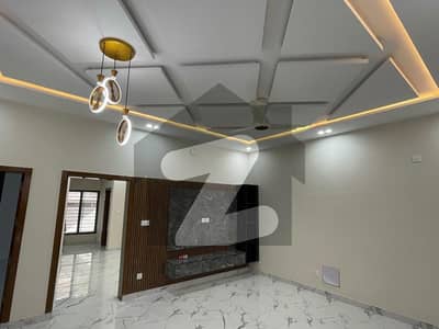 ٹاپ سٹی 1 اسلام آباد میں 5 کمروں کا 10 مرلہ مکان 4.7 کروڑ میں برائے فروخت۔