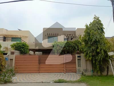 ڈی ایچ اے فیز 4 ڈیفنس (ڈی ایچ اے),لاہور میں 5 کمروں کا 1 کنال مکان 7.25 کروڑ میں برائے فروخت۔