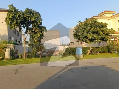 ڈی ایچ اے فیز 7 - بلاک زیڈ1 فیز 7,ڈیفنس (ڈی ایچ اے),لاہور میں 1 کنال رہائشی پلاٹ 3.3 کروڑ میں برائے فروخت۔