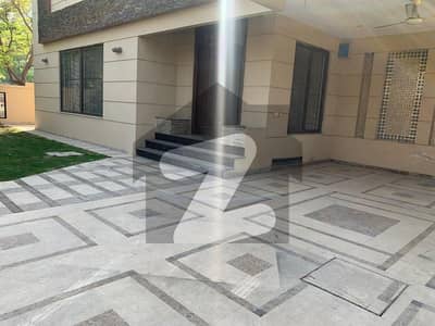 ڈی ایچ اے فیز 6 ڈیفنس (ڈی ایچ اے),لاہور میں 8 کمروں کا 1 کنال مکان 5.0 لاکھ میں کرایہ پر دستیاب ہے۔