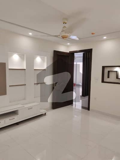 علامہ اقبال ٹاؤن لاہور میں 4 کمروں کا 4 مرلہ فلیٹ 1.25 کروڑ میں برائے فروخت۔