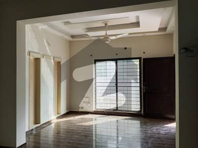 10 Marla Full House available For Rent Bahria Town Lahore
