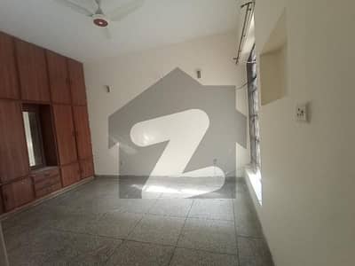 10 MARLA FULL HOUSE AVAILABLE FOR RENT IN PHASE 1